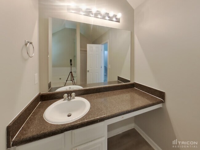 Building Photo - 2075 Mulberry Ln