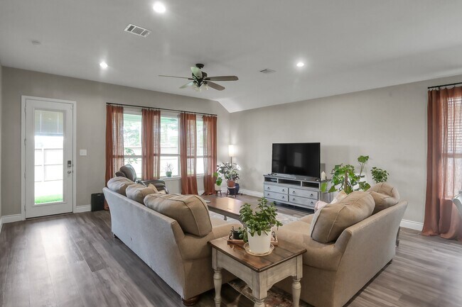 Building Photo - 20151 Bushwick Falls Dr