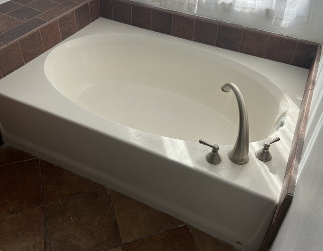 Building Photo - Spacious 4 Bedroom House