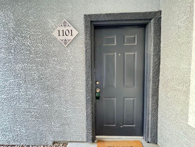 Building Photo - Sweet condo on the first leve