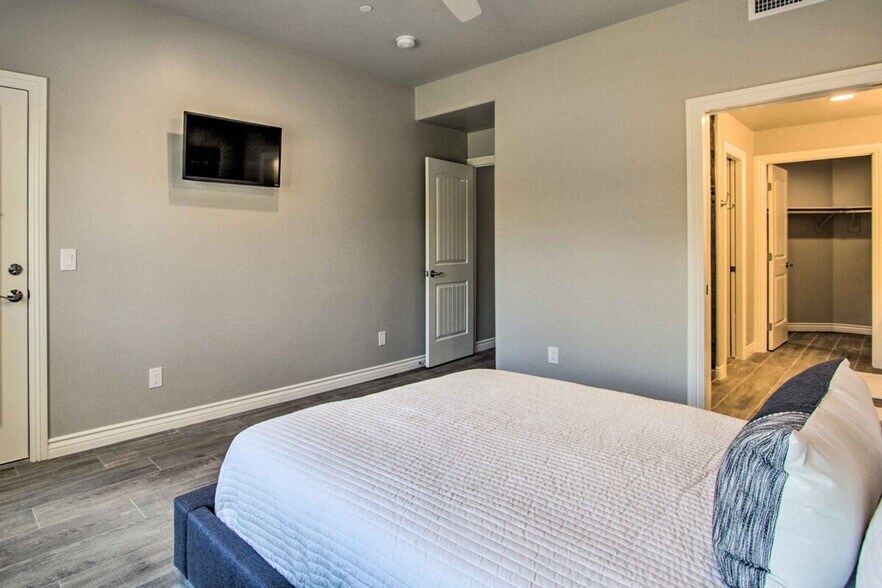 Building Photo - 6145 E Cave Creek Rd