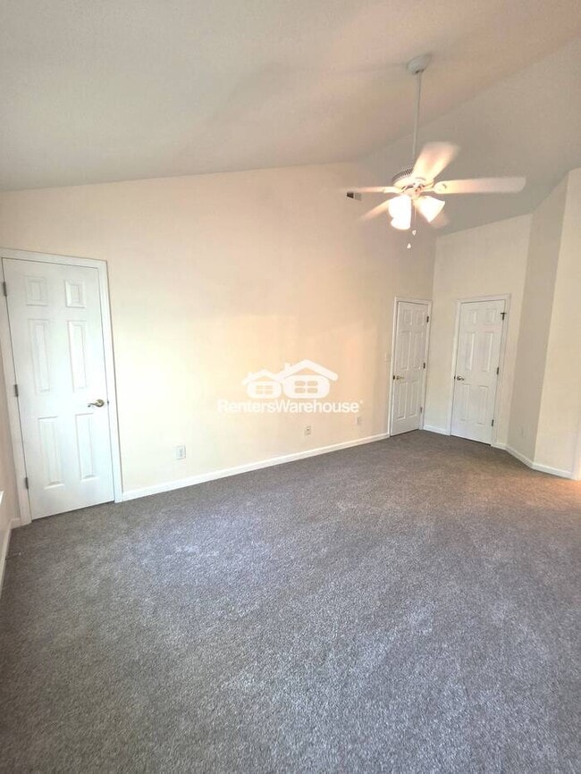 Building Photo - Lovely 3 bedroom, 2 1/2 Bath home in popul...