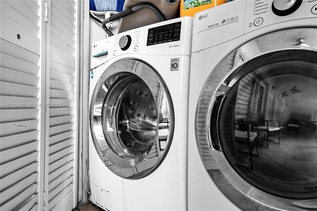 Building Photo - 13715 Kendale Lakes Cir