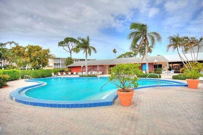 Building Photo - 2668 Garden Dr N