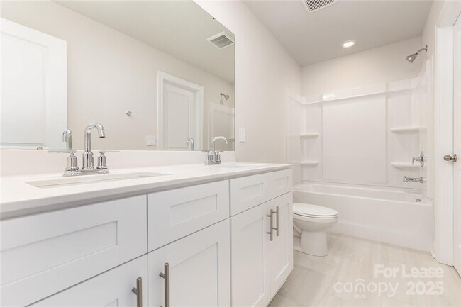 Building Photo - 1735 Braemar Vlg Dr