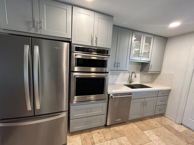 Building Photo - 4 Bedroom 3 Bathroom Parkway Manor 2 Home