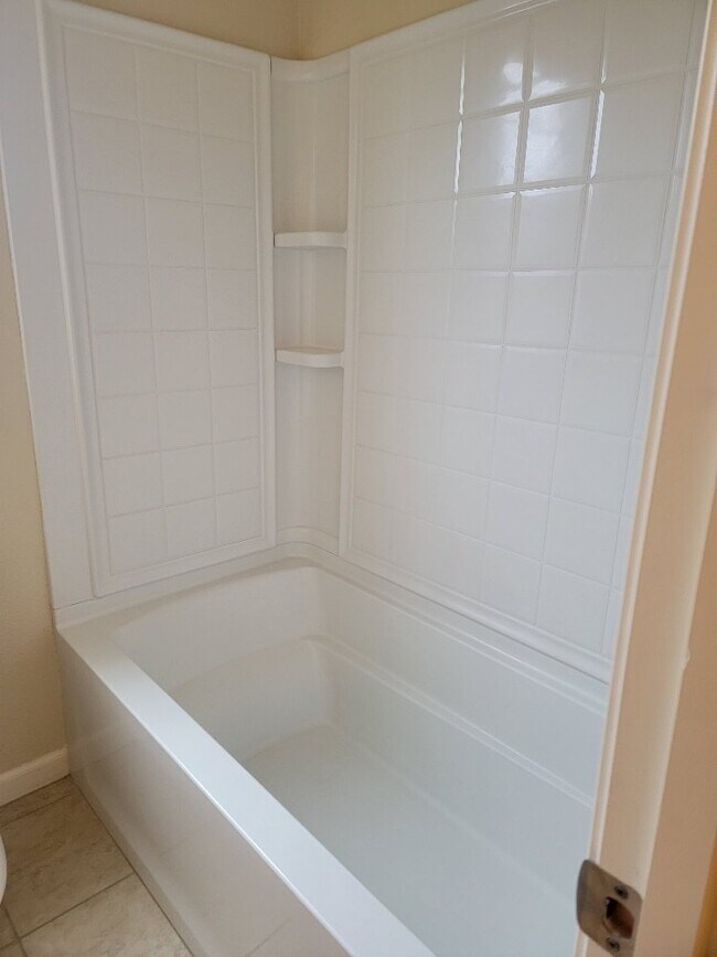 Building Photo - 3 Bedroom 3 bath house with a loft for rent in Folsom in the Parkway.  Solar & 240V Electric Car ...
