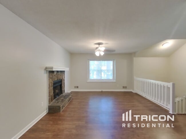 Building Photo - 1025 Brenton Dr NW