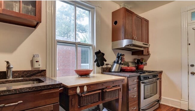 Building Photo - 7106 Maple Ave