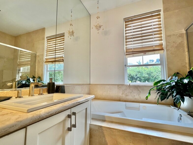 Building Photo - 26601 Country Creek Ln