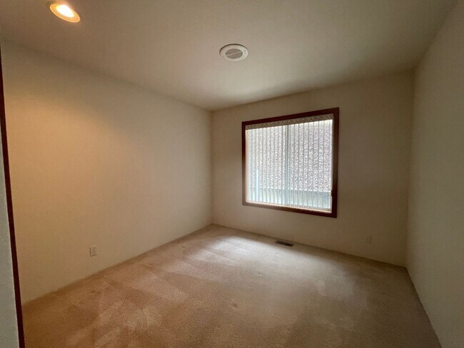 Building Photo - Available Now 3 bedroom 2 bath Hucrest home