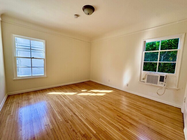 Building Photo - Sun-Filled 1-bed 1-bath Second Floor short...