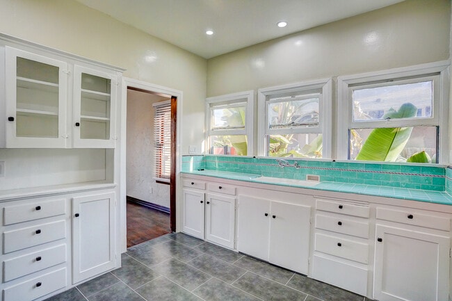 Building Photo - 479 Gaviota Ave