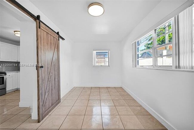 Building Photo - 3233 SW 25th St