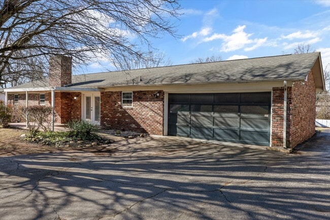 Building Photo - 930 Corning Rd