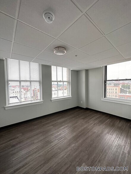 Building Photo - 507 Main St