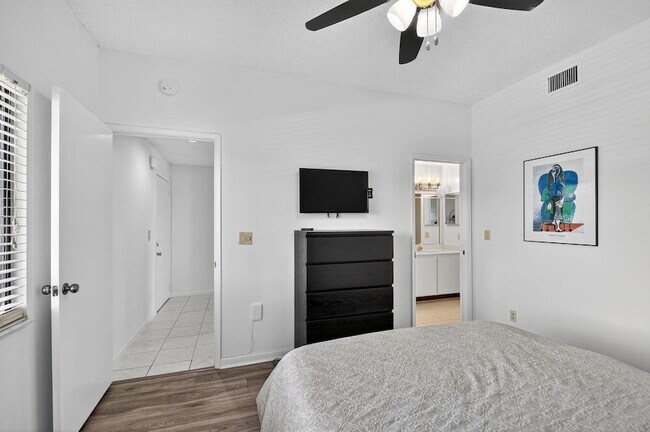 Building Photo - 6193 Pointe Regal Cir