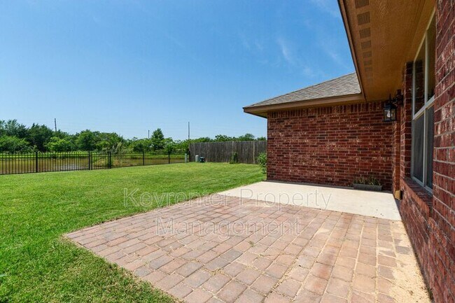 Building Photo - 8037 Waters Edge Way