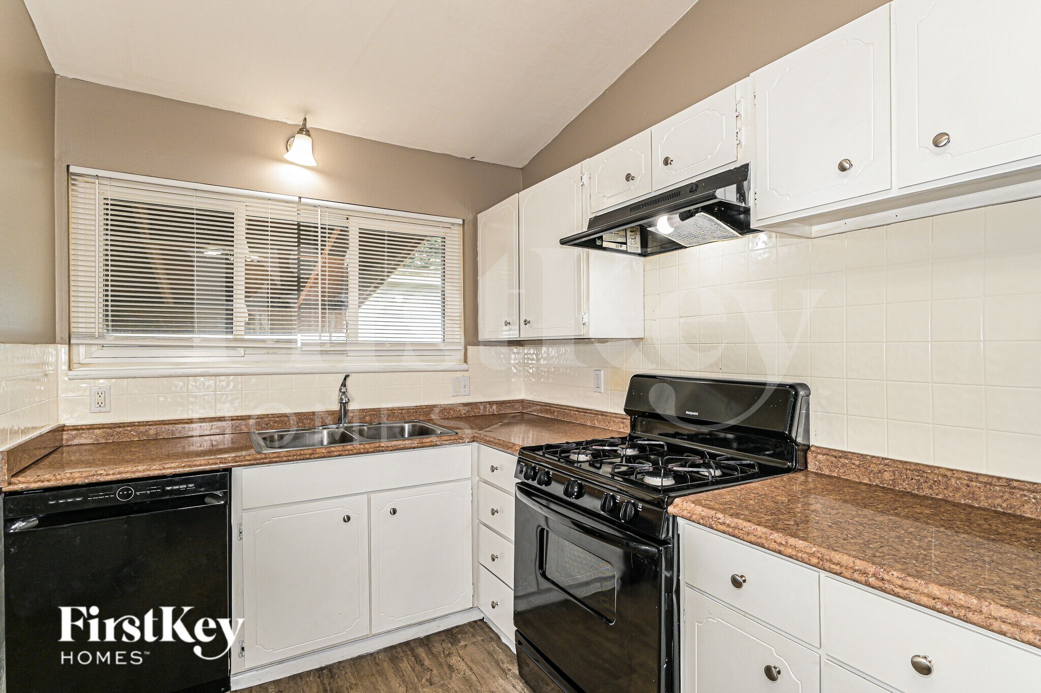 Building Photo - 2560 Pheasant Dr