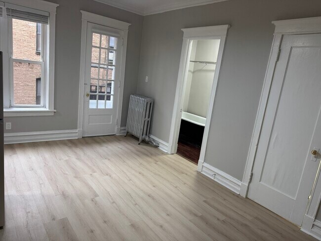 Building Photo - 4363 N Kenmore Ave