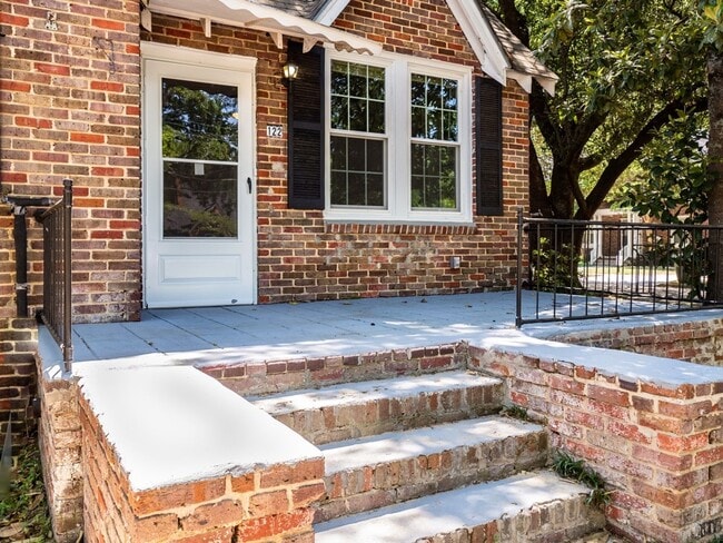 Building Photo - Oversized Renovated Downtown Cottage