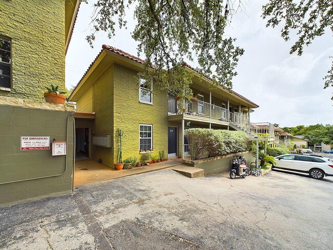 Building Photo - 2302 East Side Dr