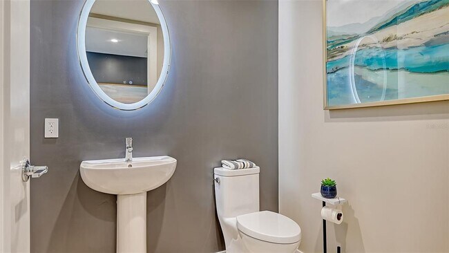 Building Photo - 301 QUAY Cmn