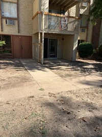 Building Photo - ONE MONTH OFF MOVE IN INCENTIVE FOR SEPTEMBER! Updated 1 Bedroom 1 Bathroom on Ground Floor - Wal...