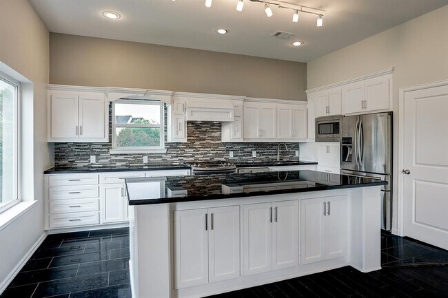 Building Photo - 2613 Waugh Dr