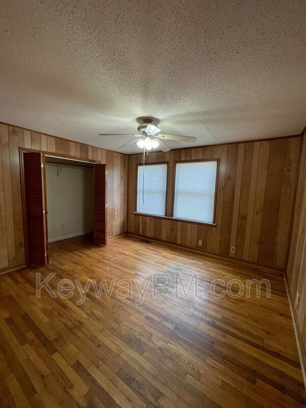 Building Photo - 3137 Lake Forest Dr