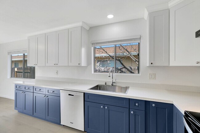 Building Photo - Renovated Duplex in the Heart of Silicon Valley!