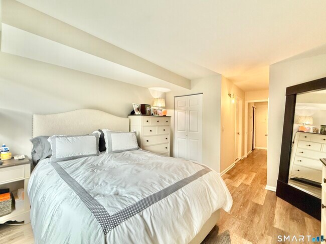 Building Photo - 129 Rowayton Woods Dr