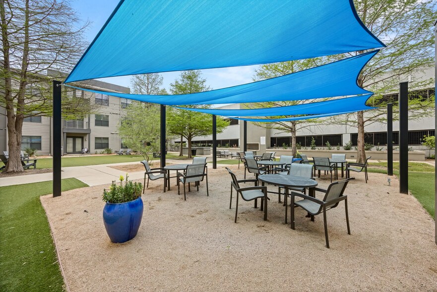 Building Photo - 810 W St Johns Ave