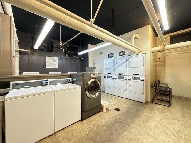 Building Photo - 450 W Wellington Ave