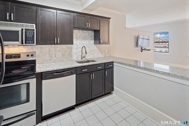 Building Photo - 32 Haviland St