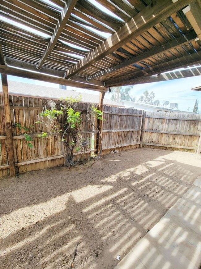 Building Photo - 422 E Navajo Rd