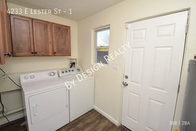 Building Photo - Modern and Spacious 3 Bed 2 Bath with Desi...
