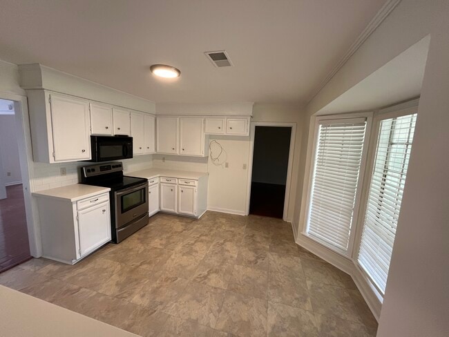 Building Photo - 1375 Riverwood Dr