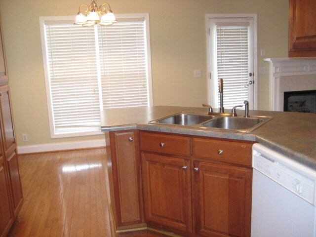 Building Photo - 2404 Adelaide Dr