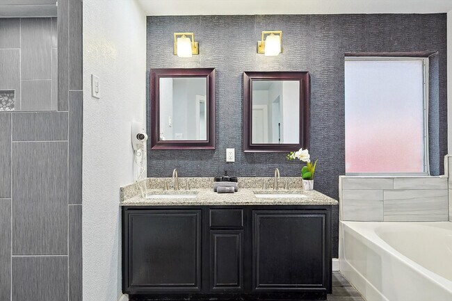 Building Photo - 521 E Robin Ct