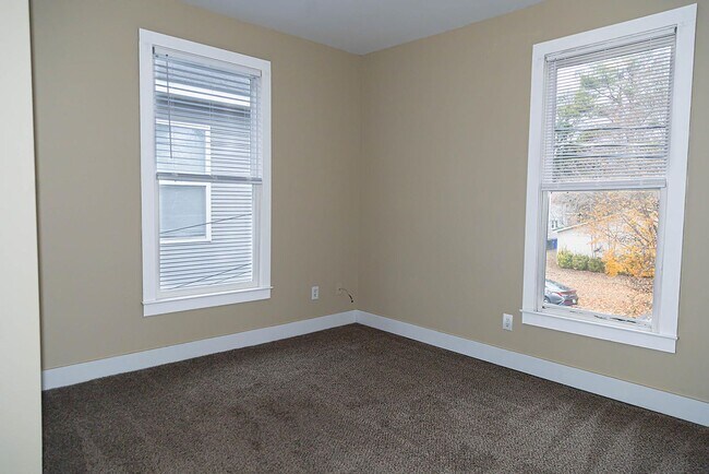 Building Photo - Spacious 2 Bedroom Walkable to Downtown