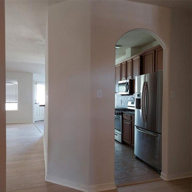 Building Photo - 1909 Roaring Springs Dr