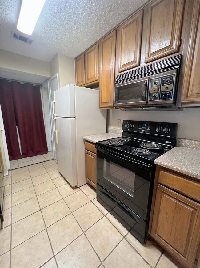 Building Photo - Croix 325 -  2 Bed 1 bath - $1450