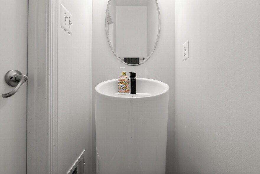 Building Photo - 14407 Sandy Ridge Ln