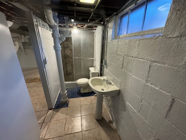 Building Photo - 3 bedroom, 2 bath House with 2 car detached garage