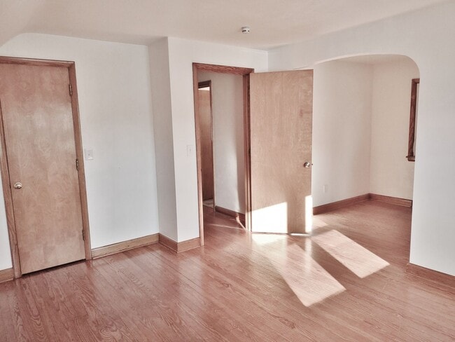 Building Photo - 4 Bed / 2 Bath Single Family Home
