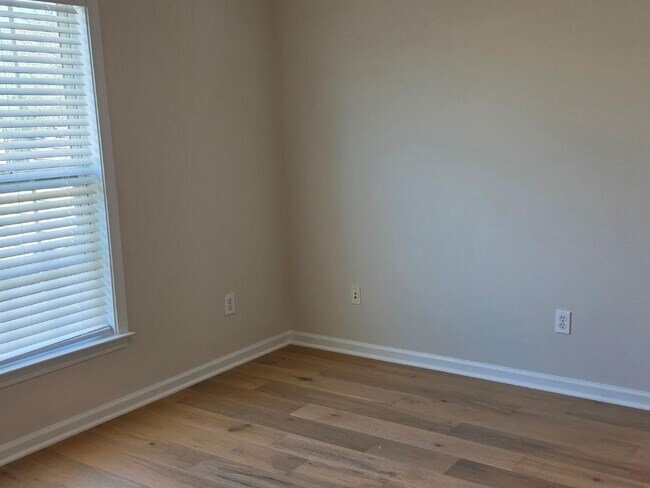 Building Photo - 2378 Fairlie Dr