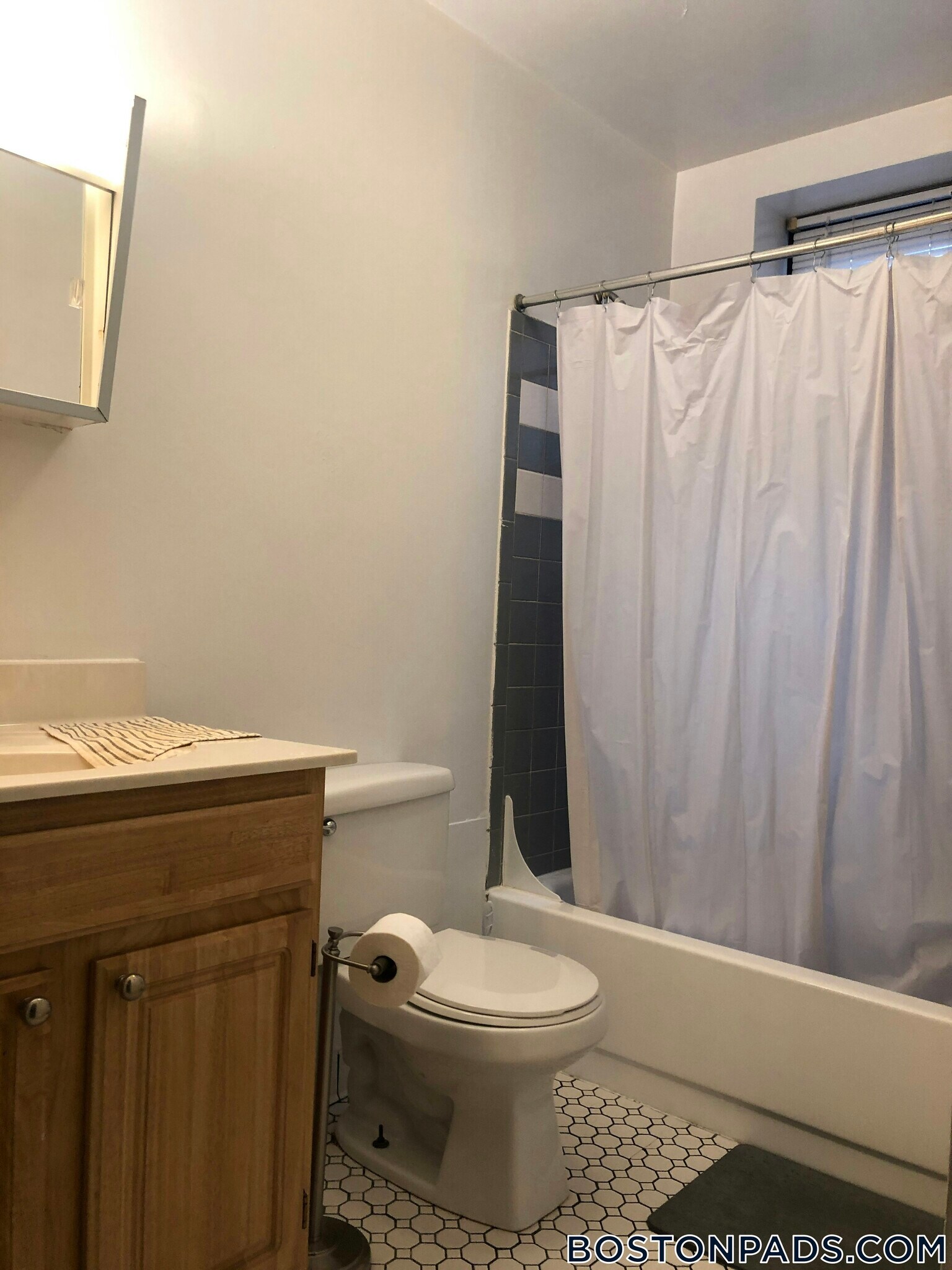 Building Photo - 833 Beacon St