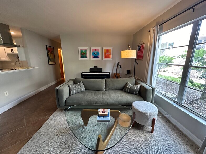 Building Photo - 132 W America St