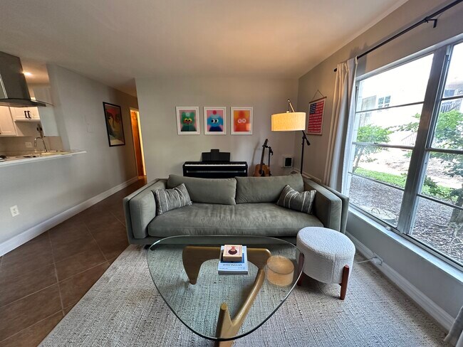 Building Photo - 132 W America St